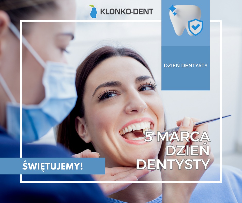 Uśmiechnięta pacjentka podczas badania stomatologicznego, w tle grafika z okazji Dnia Dentysty.