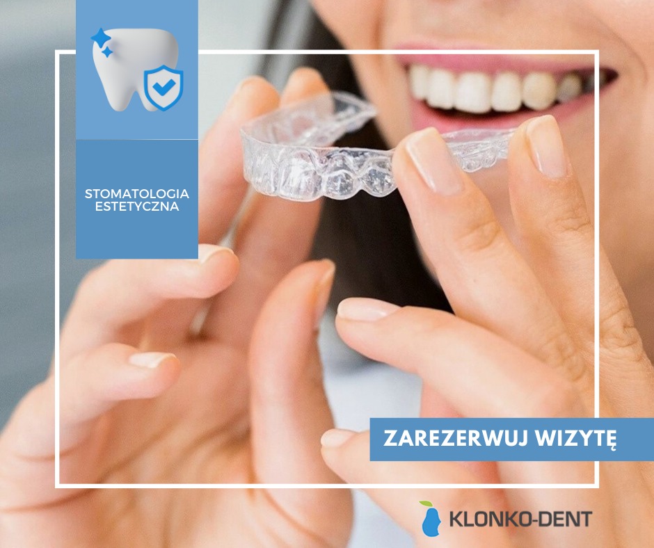 Przezroczysta nakładka na zęby trzymana w dłoniach przed uśmiechniętą twarzą, prezentacja usługi stomatologii estetycznej w Bydgoszczy.