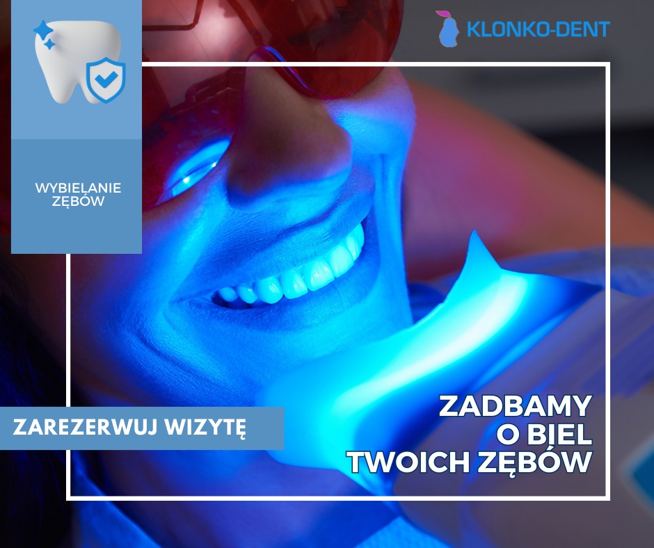 Uśmiechnięta twarz pacjenta podczas zabiegu wybielania zębów lampą LED w gabinecie Klanko-Dent, z nałożoną nakładką ochronną i okularami ochronnymi.