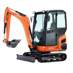 Pomarańczowa mini koparka Kubota KX019-4 z łyżką i lemieszem, widok z boku na białym tle.