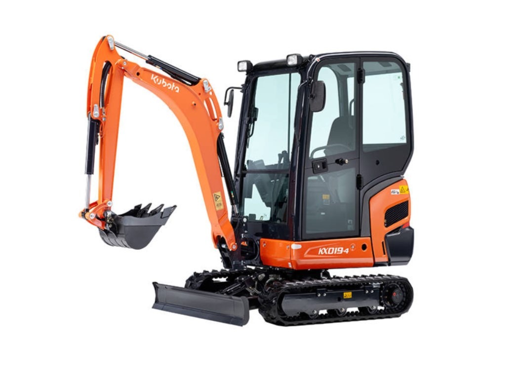 Pomarańczowa mini koparka Kubota KX019-4 z łyżką i lemieszem, widok z boku na białym tle.