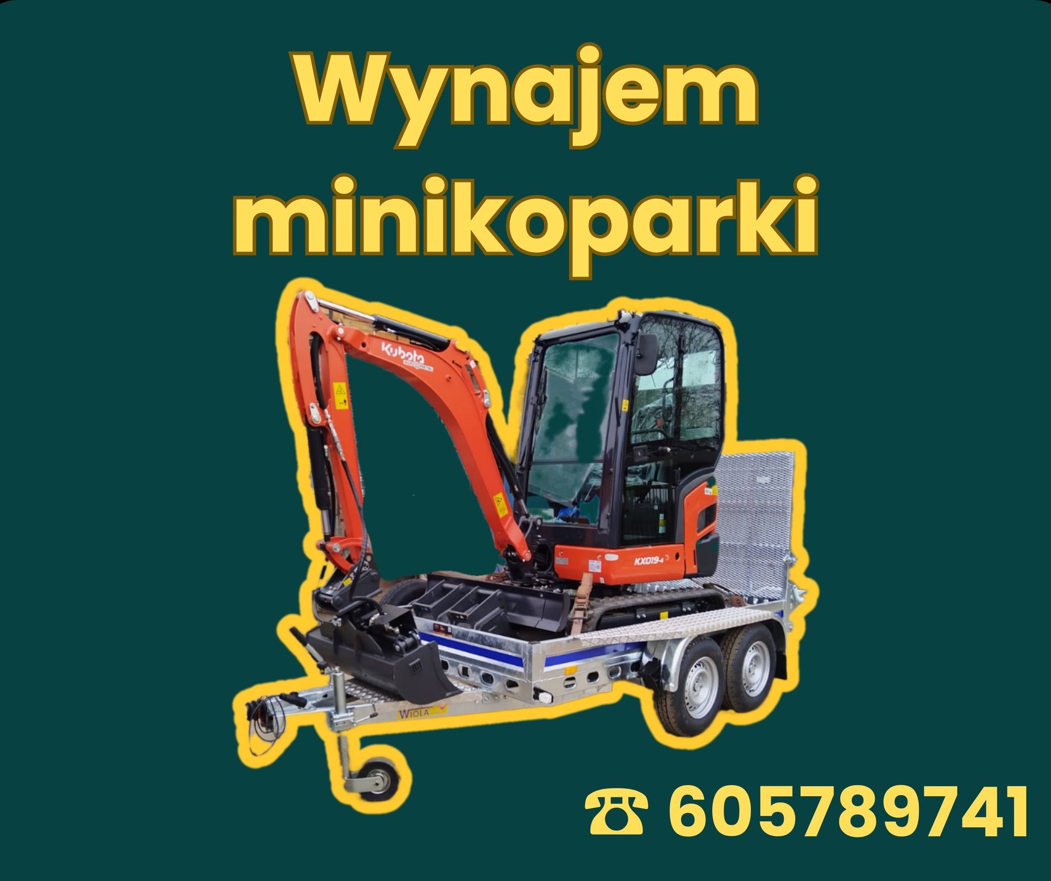 Pomarańczowa minikoparka Kubota KX019-4 na srebrnej przyczepie, na ciemnozielonym tle z żółtym tekstem 'Wynajem minikoparki' i numerem telefonu.