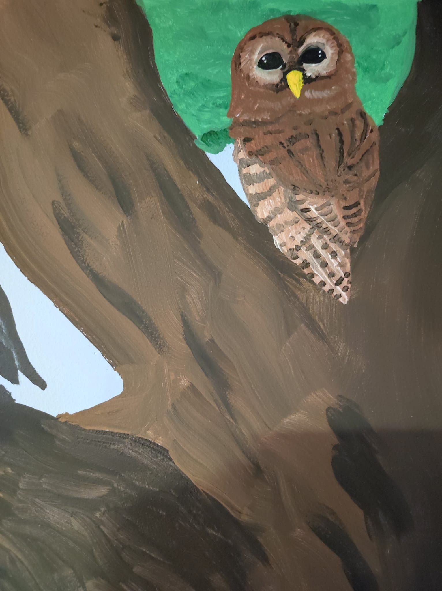 Ręcznie malowany obraz przedstawiający sowę siedzącą na gałęzi drzewa, z widocznymi pociągnięciami pędzla i uproszczoną paletą barw.