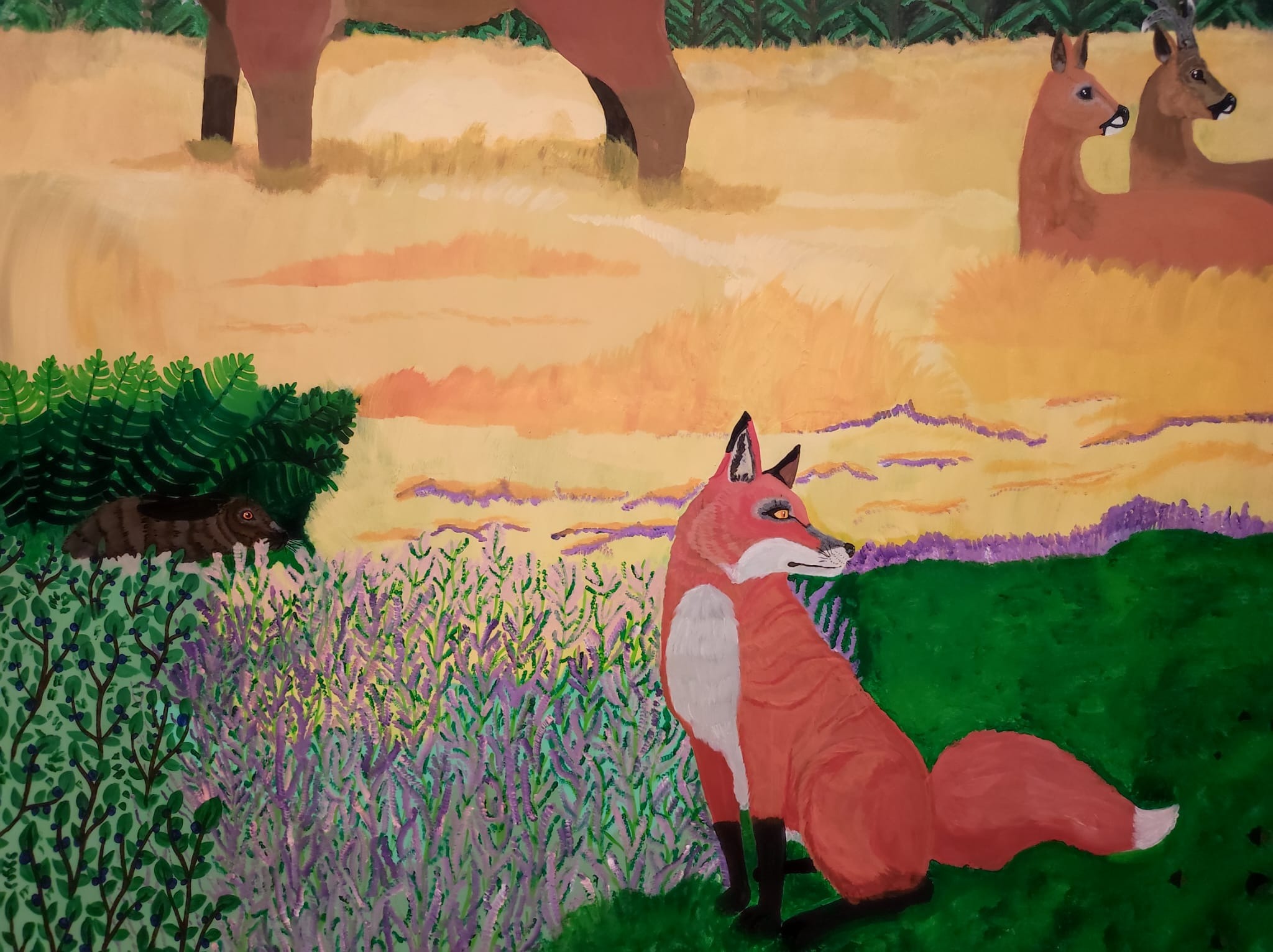 Obraz przedstawiający rudego lisa siedzącego na zielonej trawie na tle łąki z jeleniami i królikiem, namalowany w Gdyni.