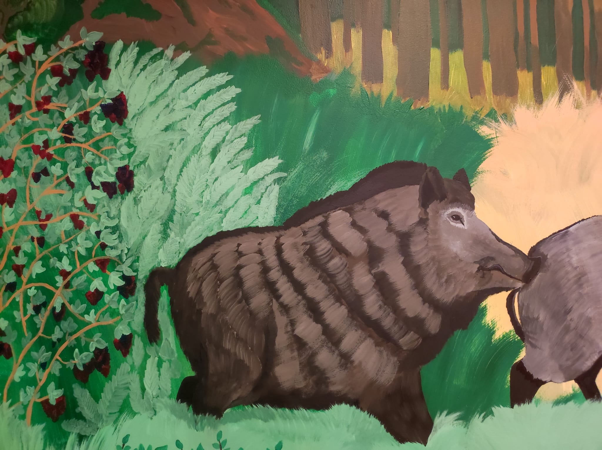 Ręcznie malowana scena leśna z dzikami, krzakami jeżyn i paprociami na ścianie.
