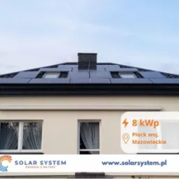 Dom jednorodzinny z panelami słonecznymi na dachu, komin w tle, informacja o mocy instalacji 8kW i lokalizacji Płock, Mazowieckie, logo firmy Solar System.