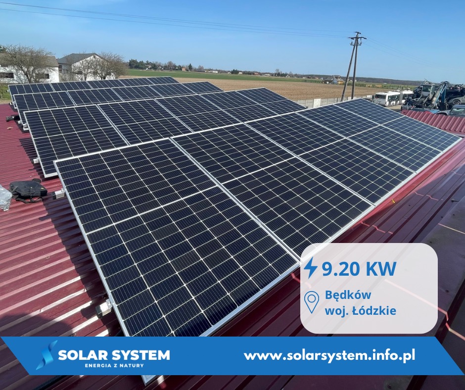 Panele słoneczne o mocy 9.20 kW zamontowane na dachu z blachy w Będkowie, województwo łódzkie, z widocznym krajobrazem wiejskim w tle.