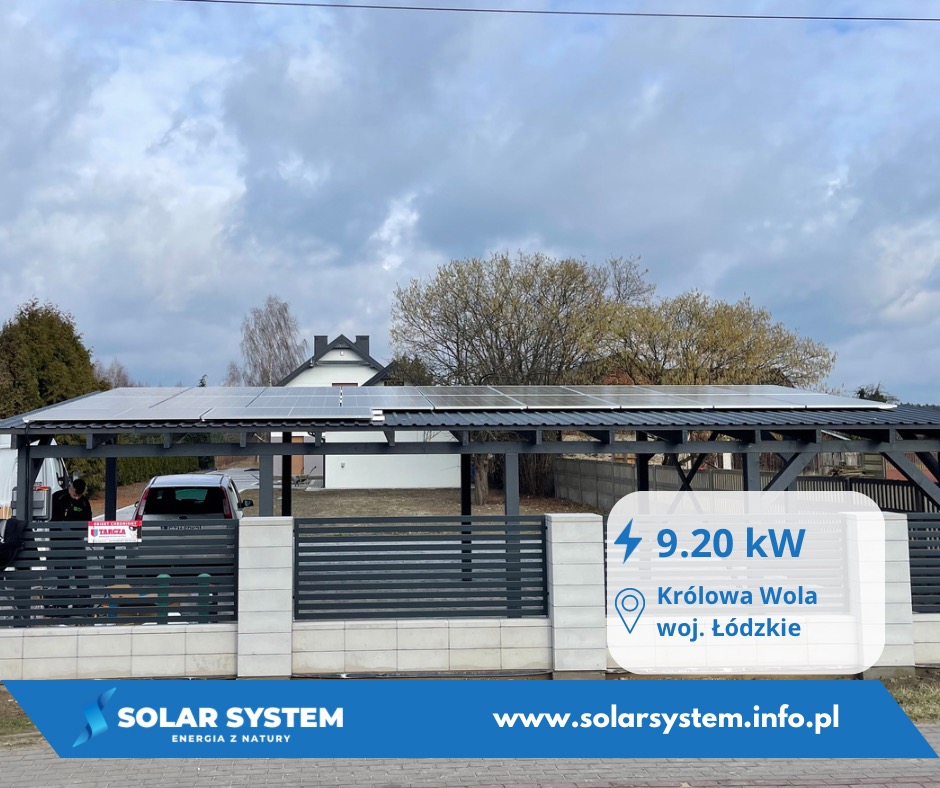 Instalacja paneli słonecznych o mocy 9.20 kW na zadaszeniu w Królowej Woli koło Tomaszowa Mazowieckiego, widok na szare panele i samochód zaparkowany pod zadaszeniem.