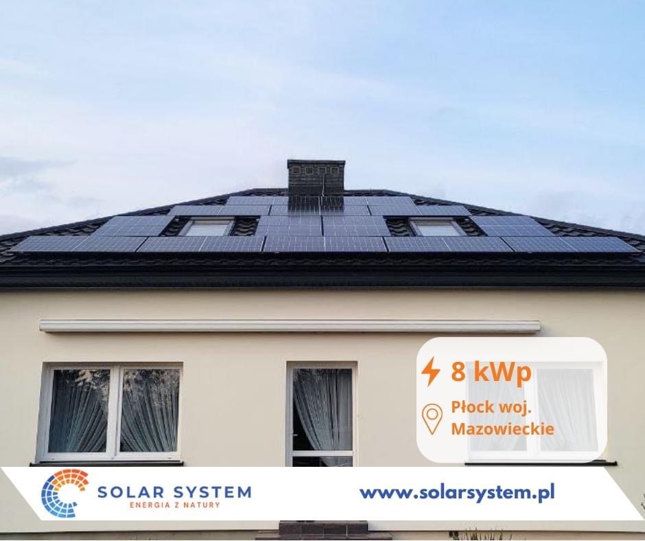 Dom jednorodzinny z panelami słonecznymi na dachu, komin w tle, informacja o mocy instalacji 8kW i lokalizacji Płock, Mazowieckie, logo firmy Solar System.