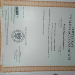 Skan certyfikatu kwalifikacji zawodowej Patryka Mateusza Krakowiaka, wydanego w Łodzi 31 marca 2022 roku, potwierdzającego zdanie egzaminu w zawodzie Fotograf 343101, Technik fotografii...