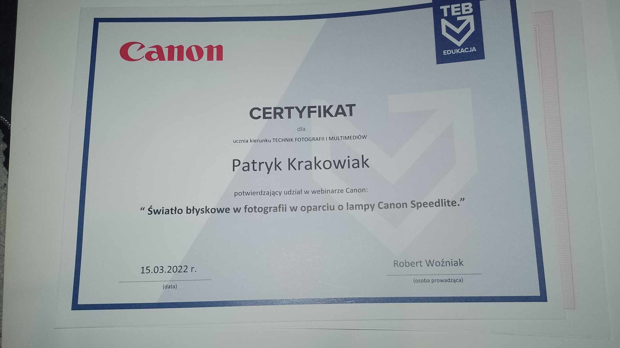 Certyfikat ukończenia webinaru Canon dla Patryka Krakowiaka z zakresu fotografii z użyciem lamp błyskowych Speedlite, sygnowany przez Roberta Woźniaka.