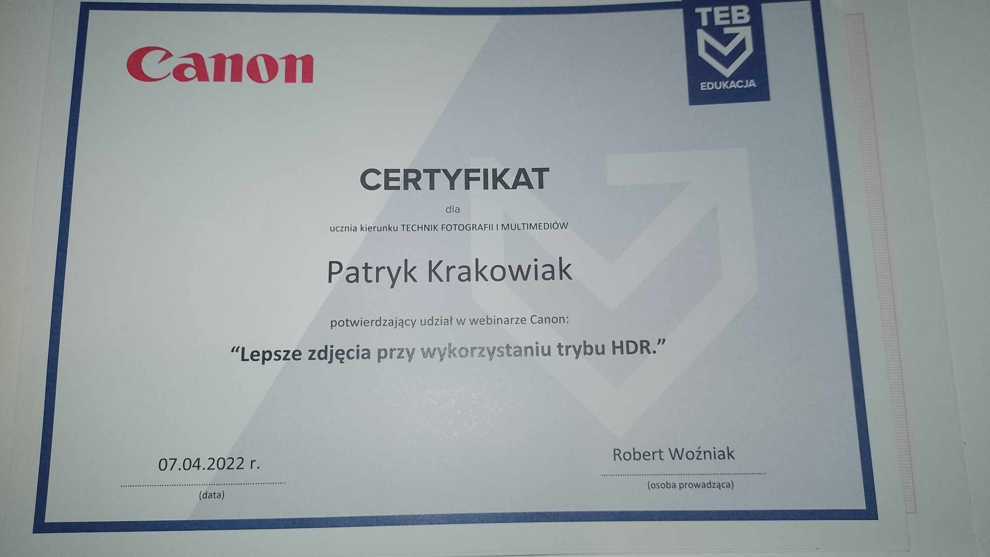 Skan certyfikatu ukończenia webinaru Canon 'Lepsze zdjęcia przy wykorzystaniu trybu HDR' przez Patryka Krakowiaka, ucznia kierunku Technik Fotografii i Multimediów z TEB Edukacja.