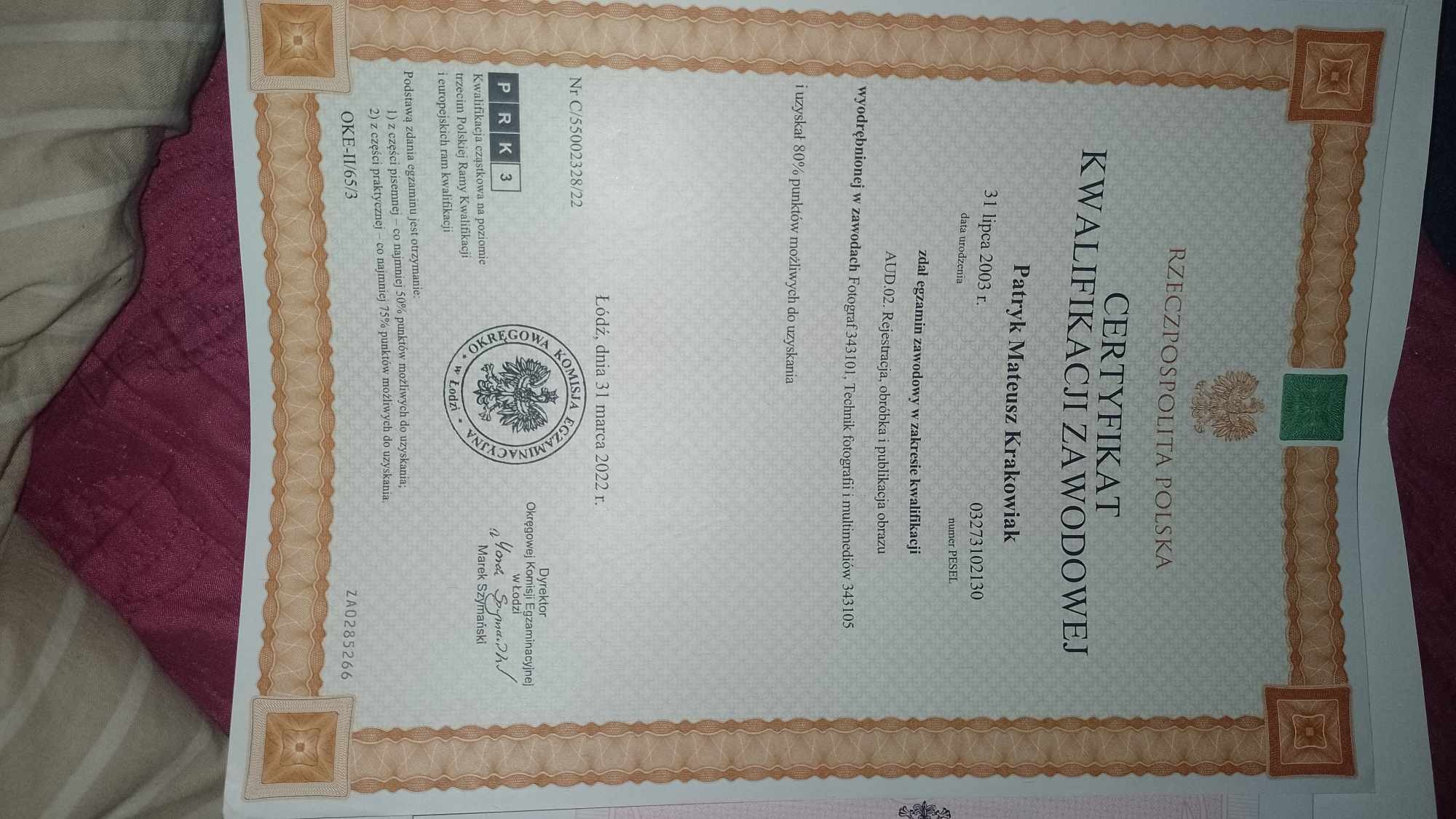 Skan certyfikatu kwalifikacji zawodowej Patryka Mateusza Krakowiaka, wydanego w Łodzi 31 marca 2022 roku, potwierdzającego zdanie egzaminu w zawodzie Fotograf 343101, Technik fotografii...