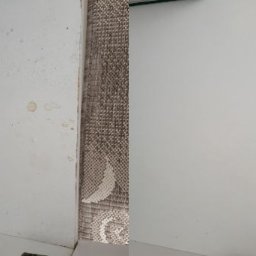 Sofiya Voytovych - Porównanie stanu ściany przed i po czyszczeniu: po lewej stronie ściana z plamami i zabrudzeniami, po prawej czysta, biała ściana.