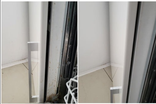 Porównanie: Dolna część ramy drzwi z widocznymi zabrudzeniami i rdzą przed i po czyszczeniu, widoczne płytki podłogowe i fragment białej ściany.