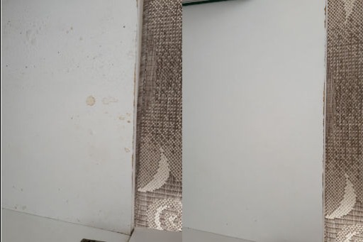 Porównanie stanu ściany przed i po czyszczeniu: po lewej stronie ściana z plamami i zabrudzeniami, po prawej czysta, biała ściana.