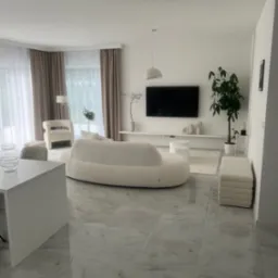 Jasne, przestronne wnętrze salonu z marmurową podłogą, kremową sofą o obłych kształtach, białymi meblami i subtelnymi dekoracjami, oświetlone naturalnym światłem wpadającym przez okna z beżowymi...