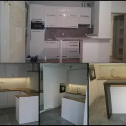 Nowoczesna, biała kuchnia na wymiar z drewnianym blatem, oświetleniem LED pod szafkami i mozaiką nad blatem, widok z różnych perspektyw.