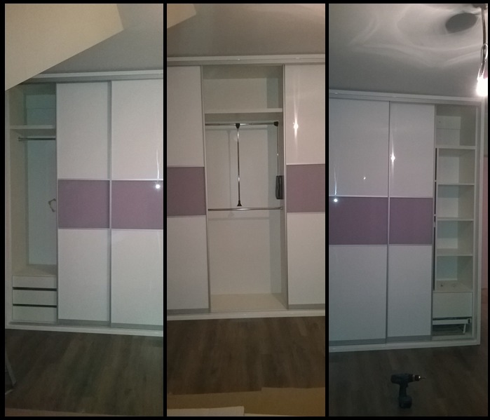 Biała szafa przesuwna z fioletowymi akcentami, widoczne wnętrze z półkami i drążkiem na ubrania, w tle podłoga imitująca drewno, w dolnym rogu wiertarka.