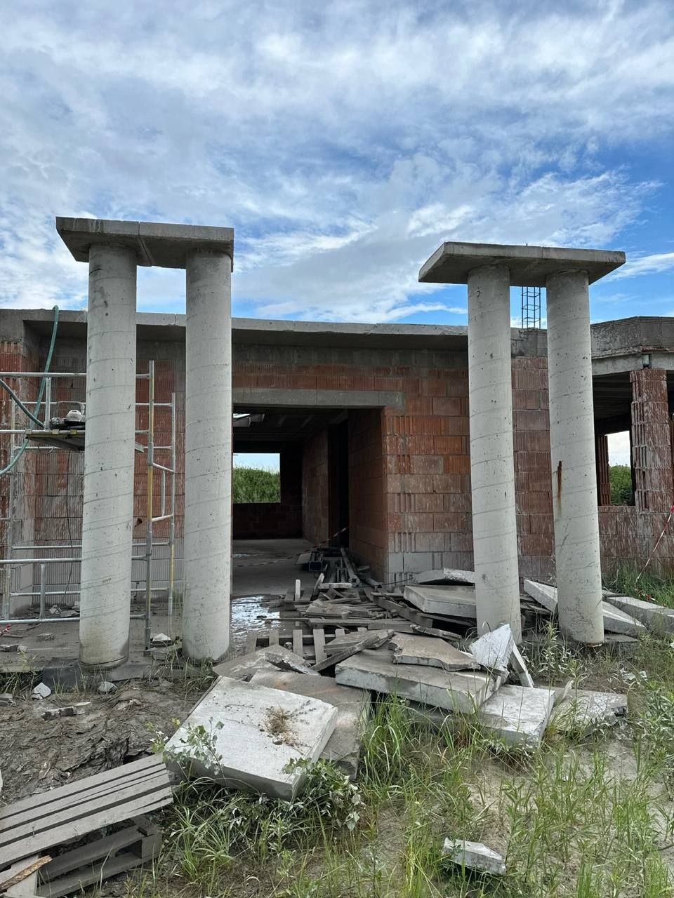 Demontaż balkonu, likwidacja kolumn betonowych