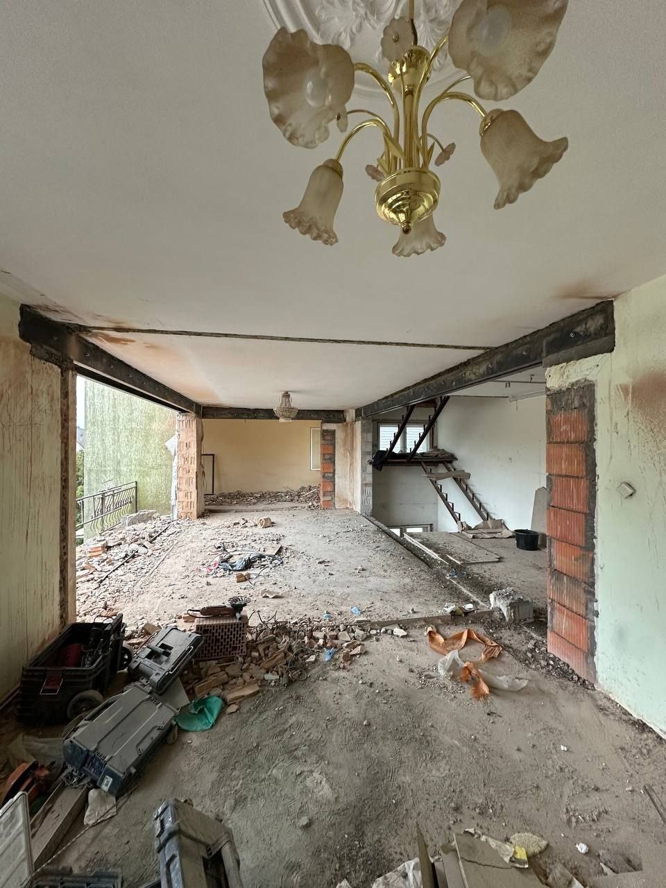 Wyburzenie ścian nośnych z montażem podciągów stalowych o długości 7 metrów