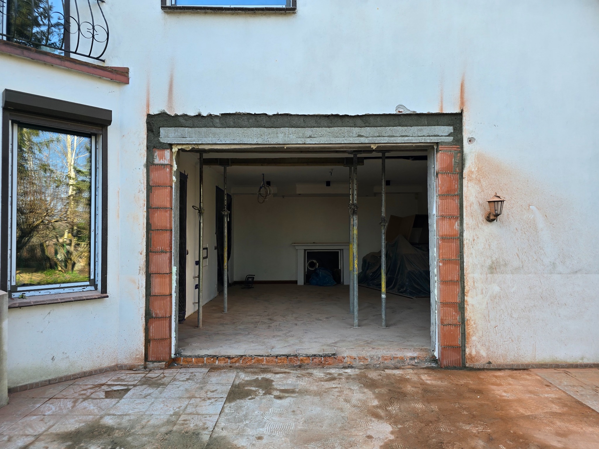 Poszerzenie otworu w ścianie nośnej z montażem nadproża i wylewaniem kolumn żelbetowych