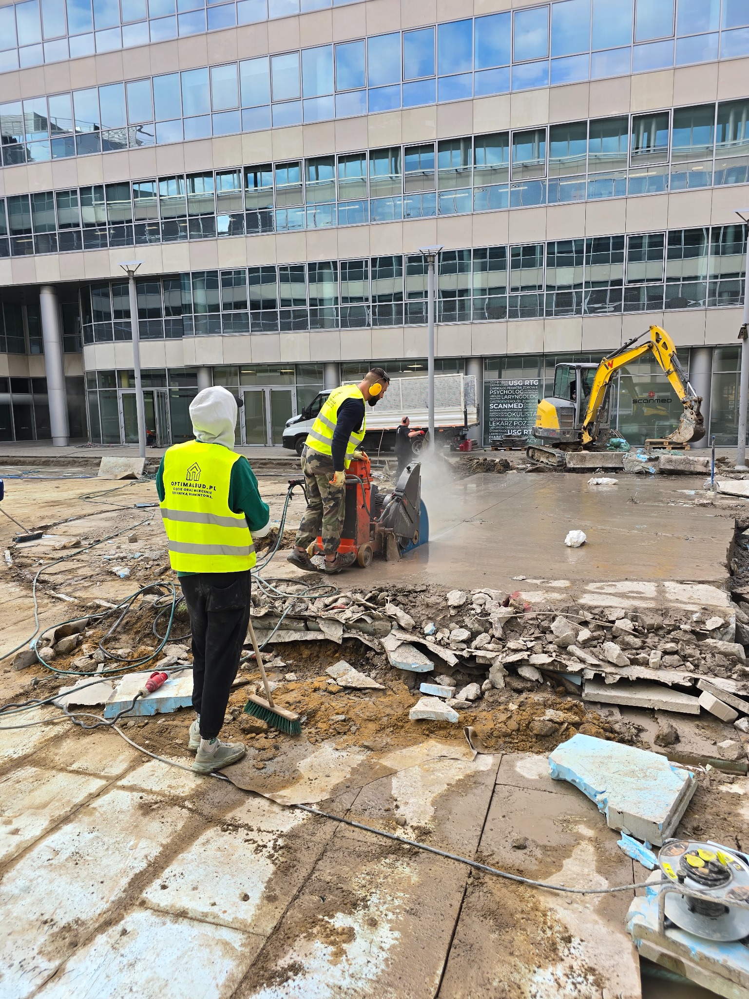 Wyburzenie fundamentów oraz ciecie płyty betonowej o grubości 40cm