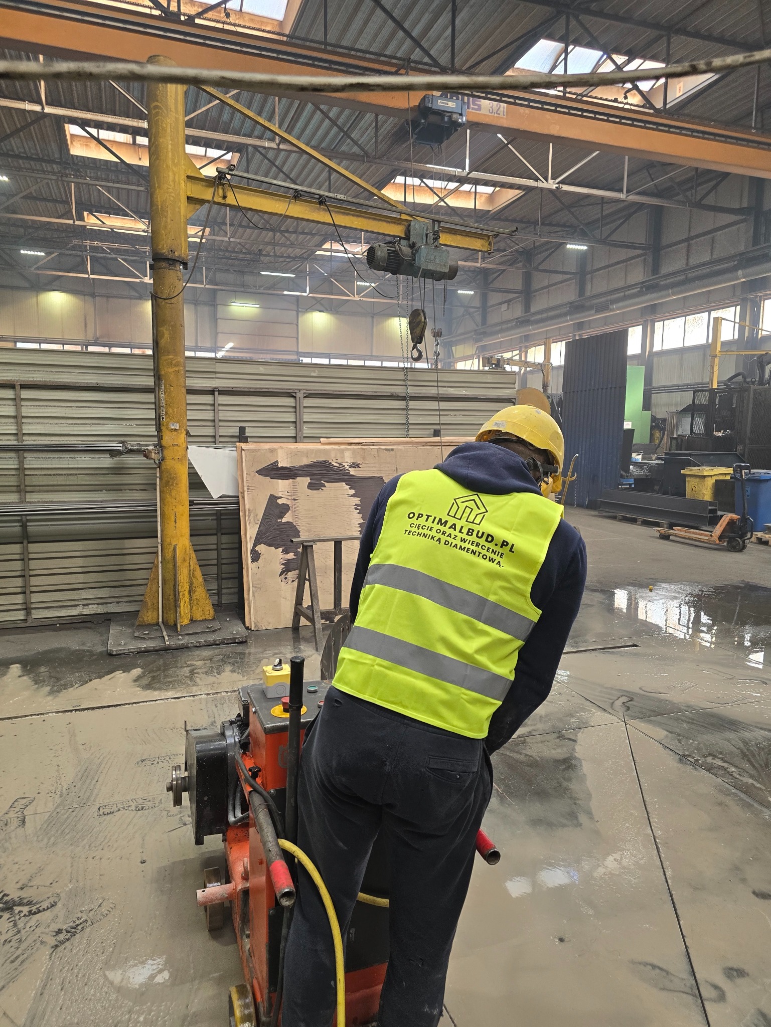 Ciecie posadzki na zakładzie produkcyjnym o grubości 35 cm