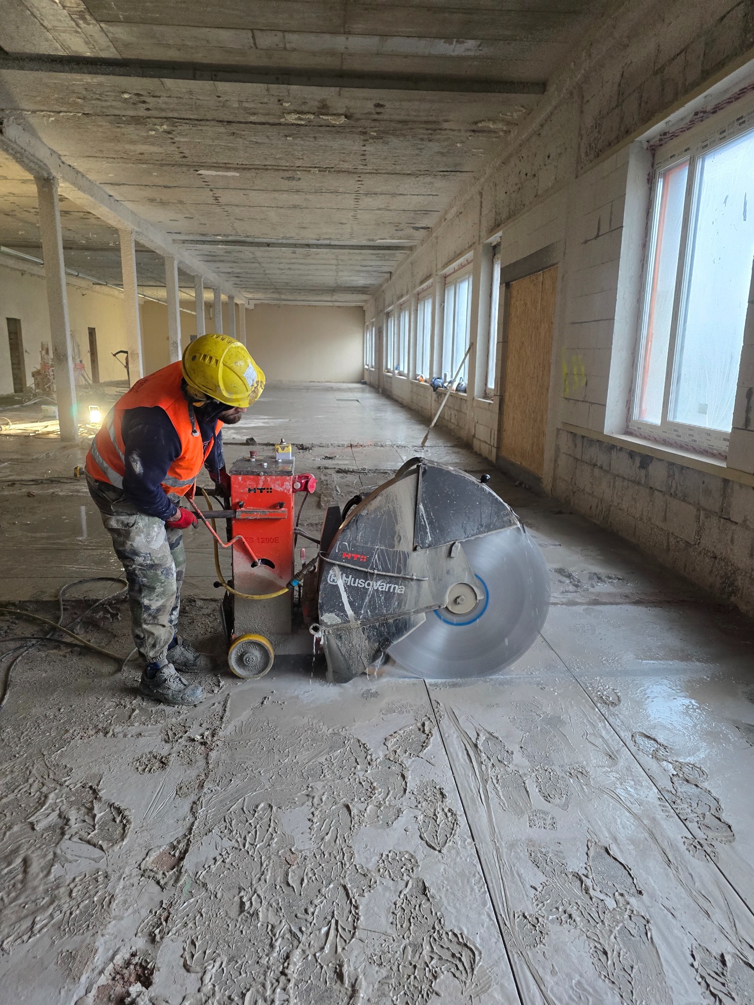 Ciecie posadzek przemysłowych grubością do 43 cm