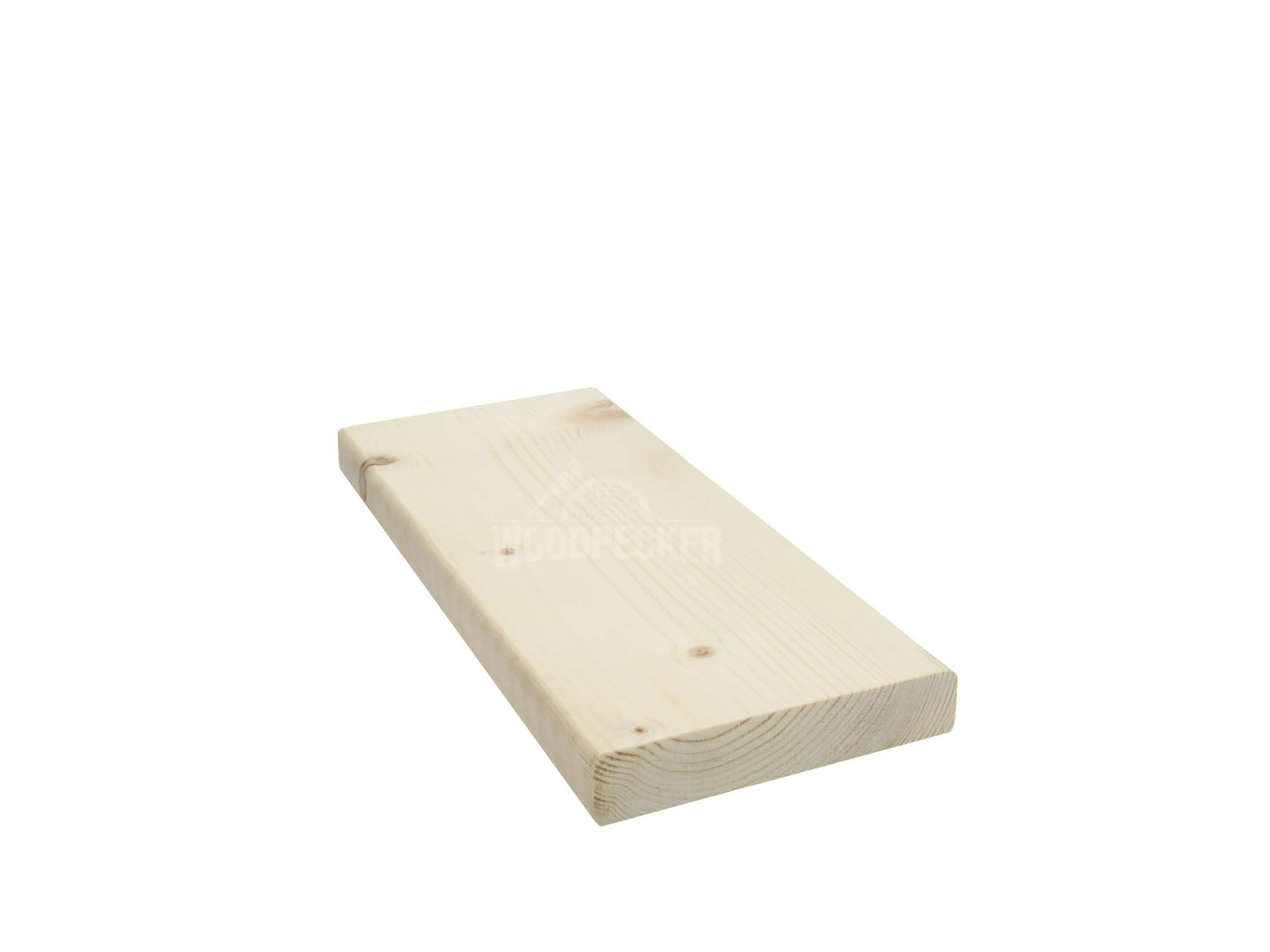 Surowa, jasna deska z widocznymi słojami drewna, leżąca ukośnie na białym tle.