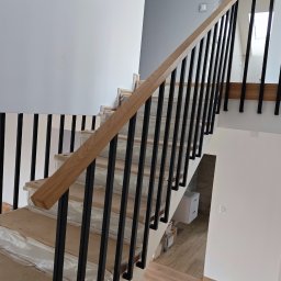 Mateusz Stec - Balustrada stalowa z wykończeniem dębowym.