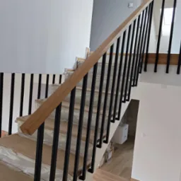 Balustrada stalowa z wykończeniem dębowym.