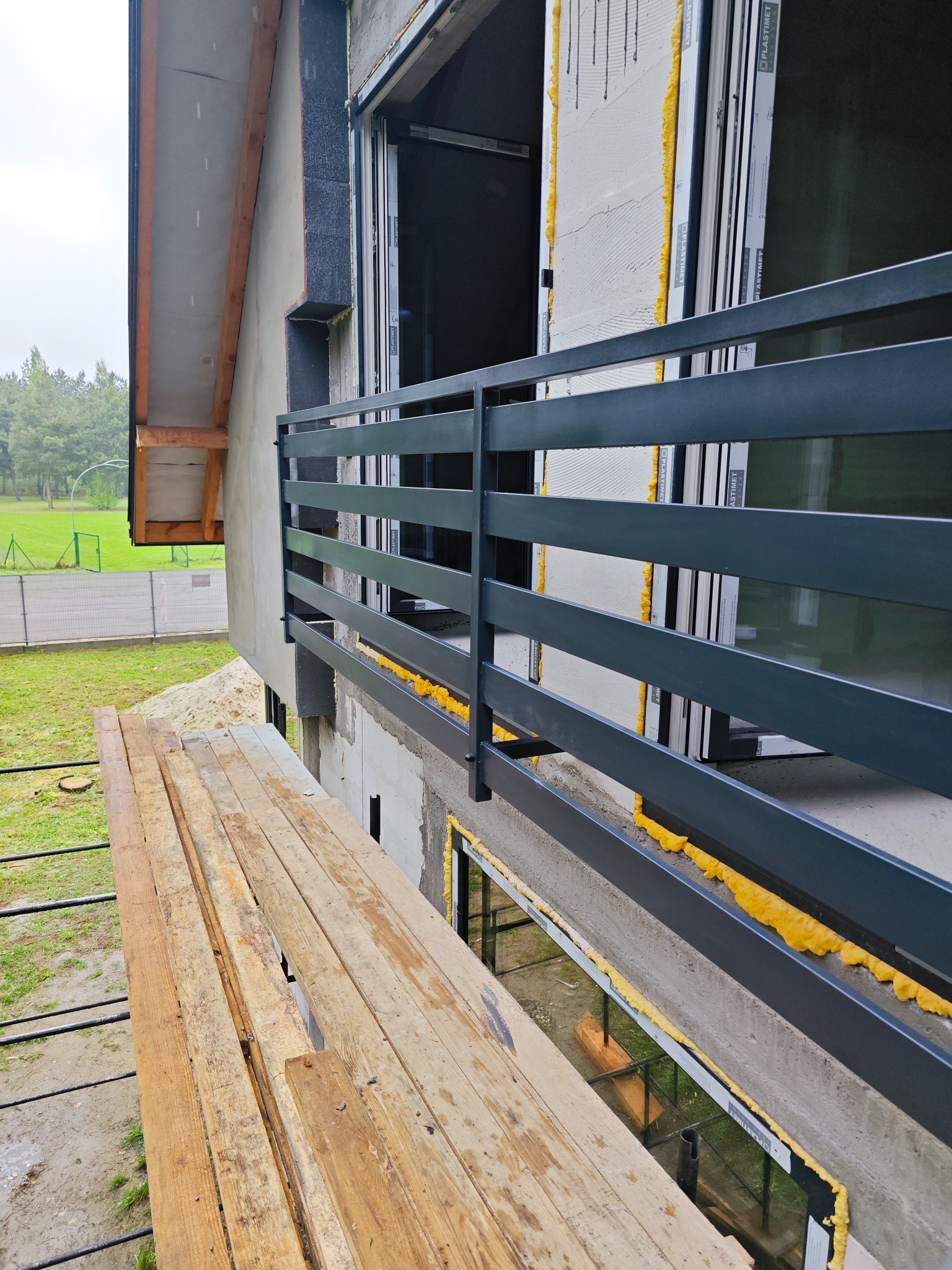 Balustrada francuska w malowaniu antracytowym z opcją demontażu do malowania elewacji itp.