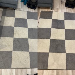 VitLen- Clean Olena Cherkashyna - Dywan w szachownicę: połowa wyczyszczona, ukazująca różnicę w kolorze i fakturze przed i po praniu, widoczne włókna dywanu i fragment podłogi.