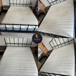 Kolaż: materac na czarnej ramie łóżka przed i po czyszczeniu, z widocznymi plamami przed i czystą powierzchnią po zabiegu. Ujęcie z góry.