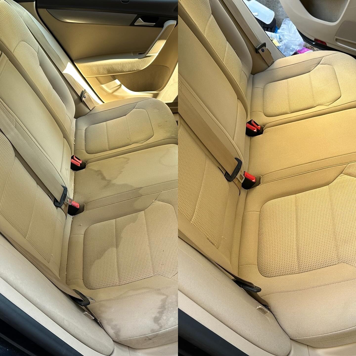 Beżowa tapicerka samochodowa: po lewej widoczne plamy i zabrudzenia, po prawej czysta i odświeżona, ukazana w ujęciu przed i po czyszczeniu.