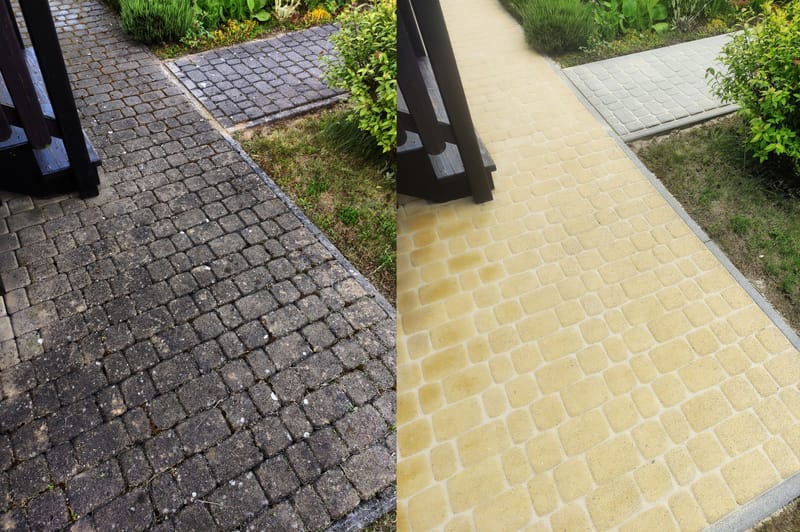 Efekt mycia kostki brukowej: po lewej stronie brudna, szara kostka, po prawej czysta, żółta kostka brukowa. Widoczne rośliny i fragment schodów.