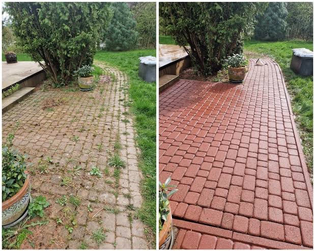 Zdjęcie 'przed i po' mycia kostki brukowej na zewnątrz. Po lewej zaniedbana, zarośnięta kostka, po prawej czysta, czerwona kostka brukowa po umyciu.