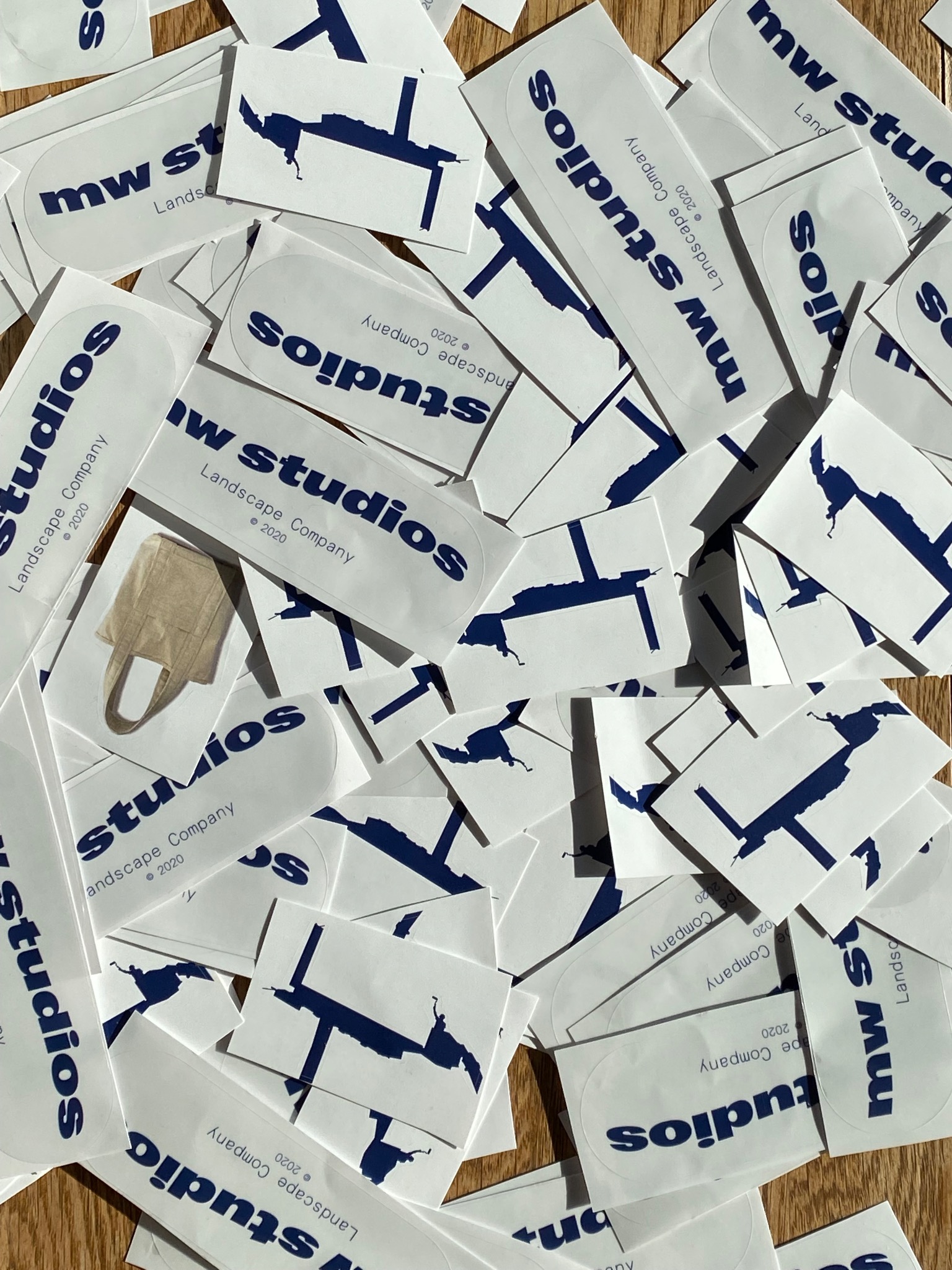 Naklejki MW STUDIOS LANDSCAPE COMPANY, CONTEXT OFFICE LLC oraz The Portmanteau Bag ™