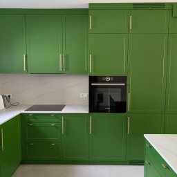 Ciekawa realizacja kuchni w stylu angielskim w odcieniu „zieleń paproci” z dodatkiem złotych uchwytów 