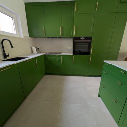 Ciekawa realizacja kuchni w stylu angielskim w odcieniu „zieleń paproci” z dodatkiem złotych uchwytów 