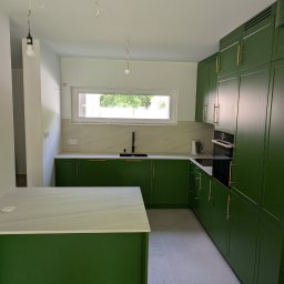 Ciekawa realizacja kuchni w stylu angielskim w odcieniu „zieleń paproci” z dodatkiem złotych uchwytów 