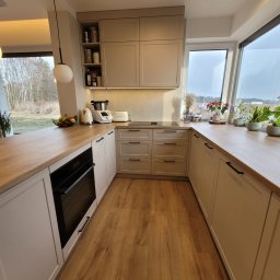 Serce domu w nowoczesnym wydaniu
Jasna, przestronna kuchnia łącząca nowoczesną elegancję z przytulnym klimatem. Stonowane, jasne fronty idealnie współgrają z drewnianymi blatami. Duża wyspa kuchenna to idealne miejsce na poranną kawę