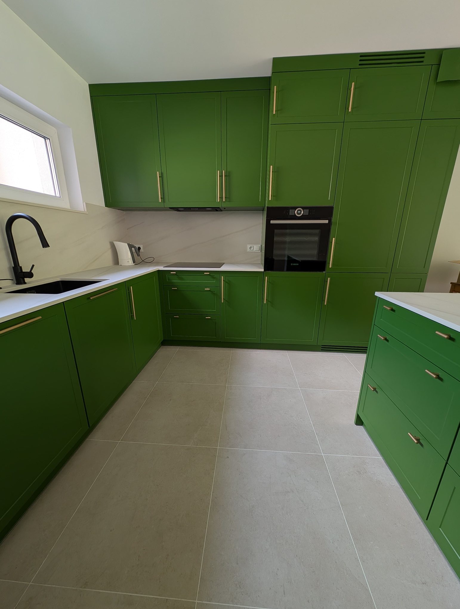 Ciekawa realizacja kuchni w stylu angielskim w odcieniu „zieleń paproci” z dodatkiem złotych uchwytów