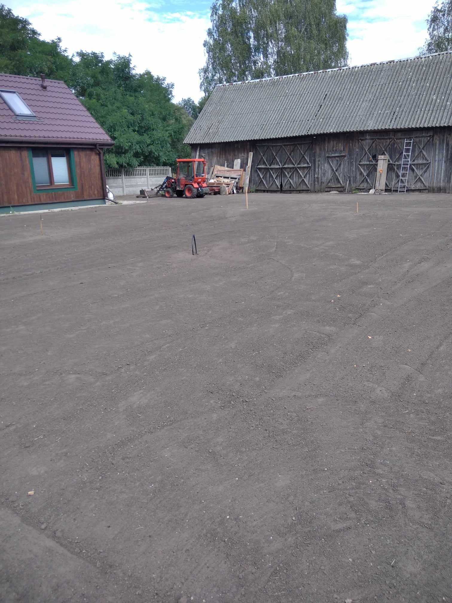 Przygotowanie podłoża pod trawnik.