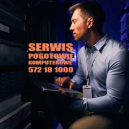 Mężczyzna w koszuli, w profilu, z laptopem w serwerowni z rzędami szaf rack, oświetlonych niebieskim światłem, analizuje dane.