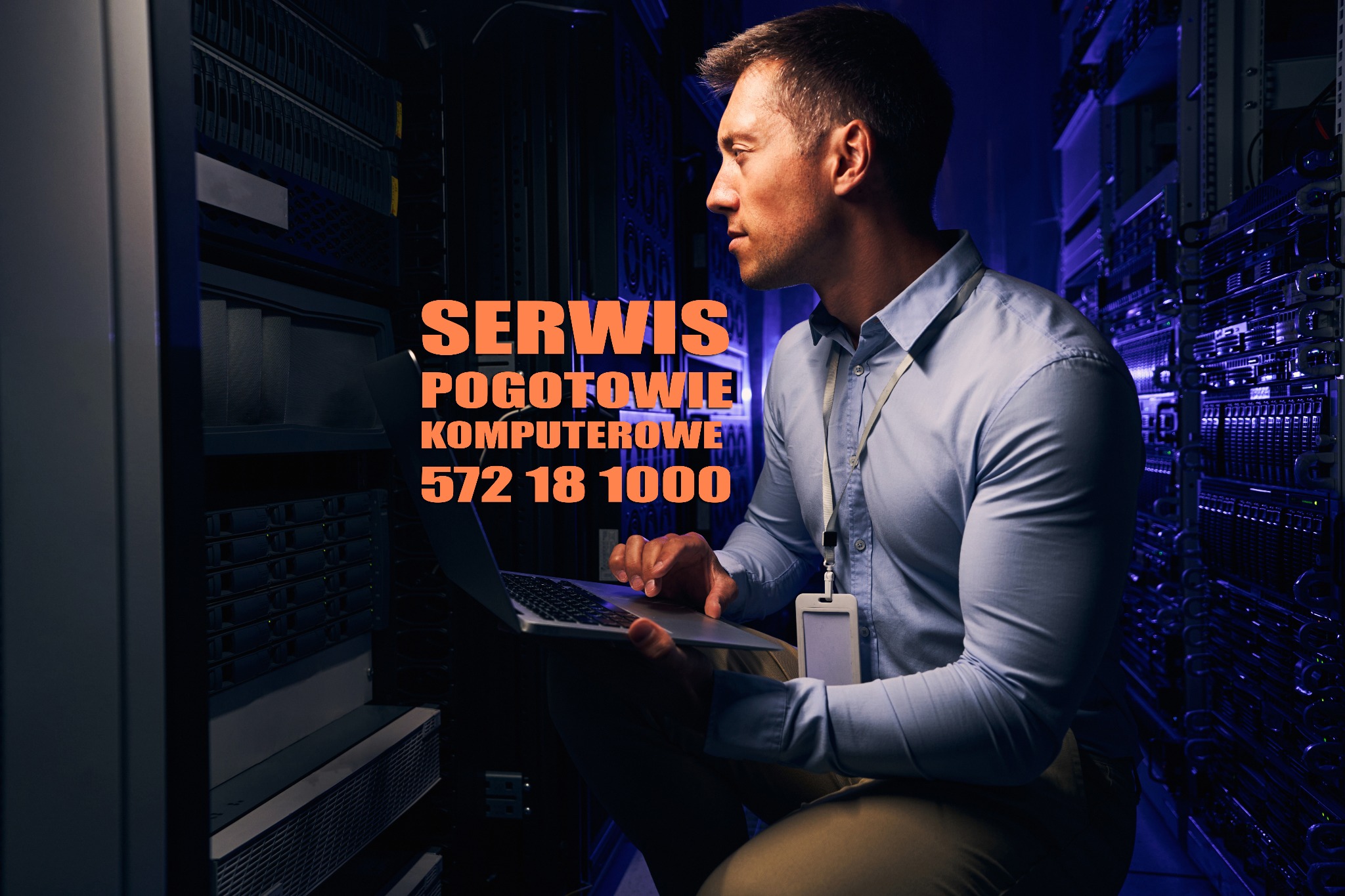 Mężczyzna w koszuli, w profilu, z laptopem w serwerowni z rzędami szaf rack, oświetlonych niebieskim światłem, analizuje dane.