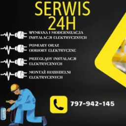 Ilustracja graficzna serwisu elektrycznego 24h w Dobrym Mieście: elektryk w kasku sprawdza gniazdko, obok numer telefonu. Grafika zawiera listę usług: wymiana i modernizacja, pomiary, przeglądy...