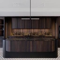 OYAA - Elegancka kuchnia z wyspą, fronty z ciemnego drewna z wyraźnym usłojeniem, marmurowy blat i backsplash, wzorzysta podłoga, nowoczesne oświetlenie punktowe i wisząca lampa.