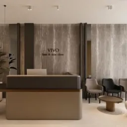 Recepcja w nowoczesnym salonie fryzjersko-kosmetycznym z logo 'VIVO', marmurowa ściana, minimalistyczne krzesła w strefie oczekiwania i wysoka roślina doniczkowa.